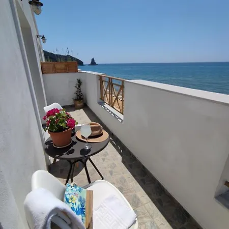 Apartment Gordis Absolute Beachfront Apartment & Studio