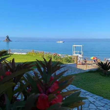 Gordis Absolute Beachfront Apartment & Studio *