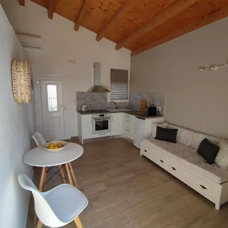 Gordis Absolute Beachfront Apartment & Studio *